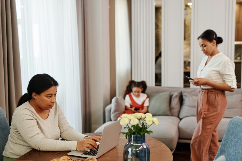 从负债到月入5万：一个普通宝妈靠自媒体翻身的真实路径-聚林创库